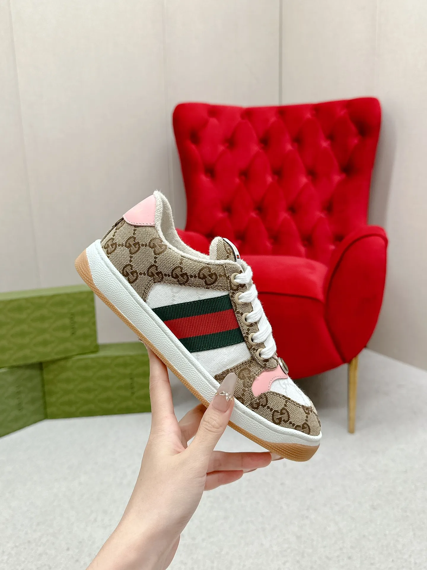 👟👟Ex-factory price 480👟👟 Gucci————Purchase version GG series distressed dirty shoes-hot style is coming! 9 times out of 10 sales, you will definitely get the money. Ready stock! Spot goods! Spot goods! New colors added - the ultimate version on the market! Purchase the original version and develop it... fabric, material, outsole, and details can be compared at will! Open-mold Swarovski one-to-one replica rhinestone chain...Metal cherry pendant...Metal double G crystal cylindrical mark...Gucci original customized narrow webbing...Super flash series - flash diamond chain. The cherry decoration is detachable and can be changed into two to match with each other to show your personality. Exclusive color-brushed cowhide fabric. Hand-made distressed is very textured and has a sense of luxury! The details of the workmanship can be seen in the drawings, and no line is missed. The original terry cloth is delicate, soft and more comfortable and breathable. The privately stamped two-color original TPU outsole (lower layer is wider, upper layer is narrower). Matching packaging⭐️ Size: Female 35-40 (Female 41 customized)